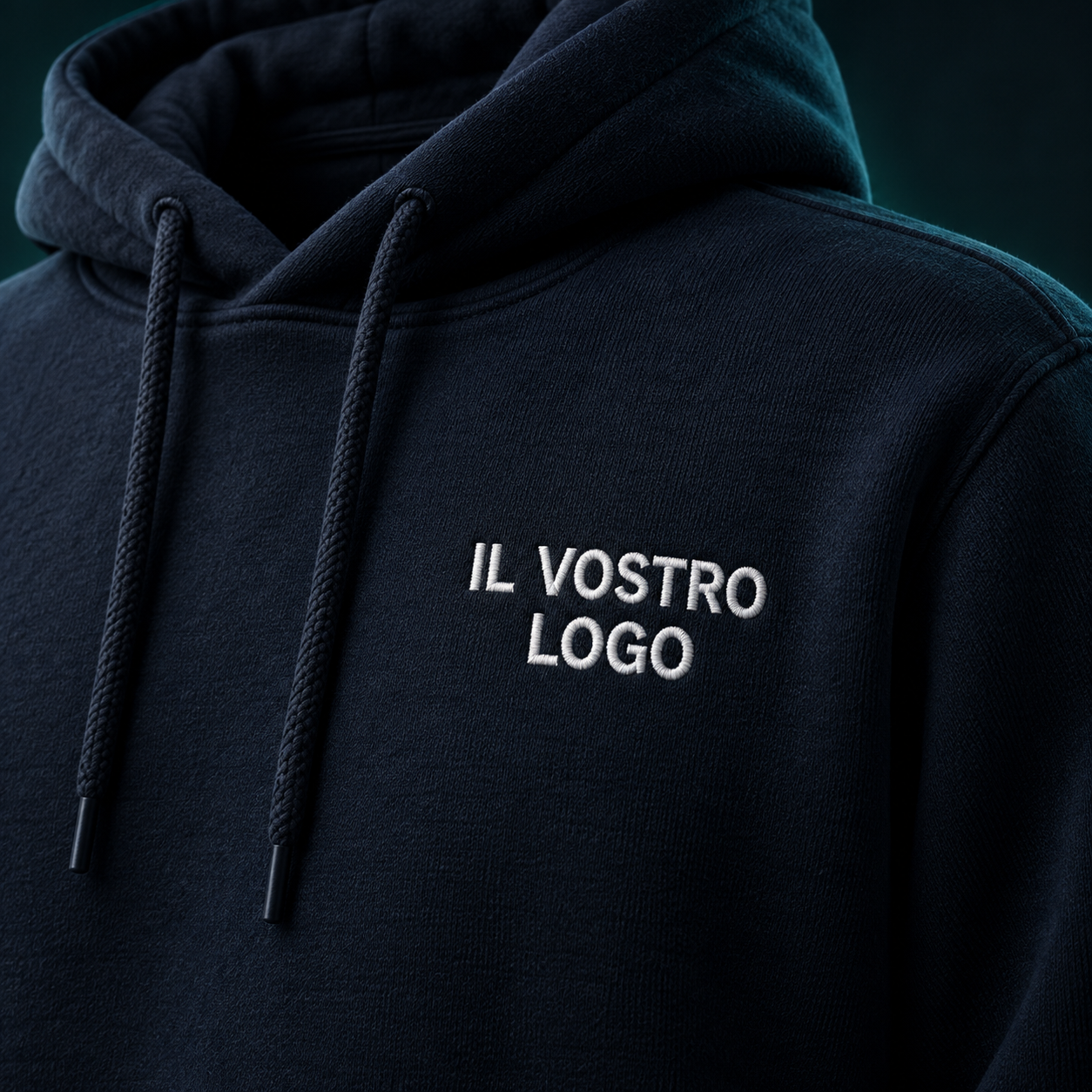 Dettaglio di un ricamo lato cuore con la scritta Il vostro logo